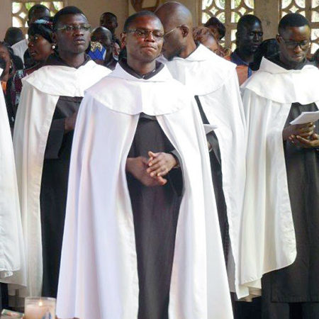 Unterstützen Sie die Weiterbildung der Priester