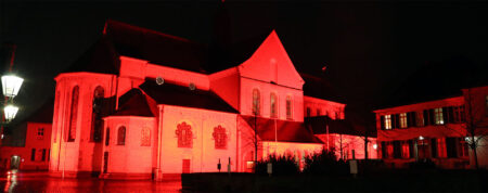 Düsseldorf: St. Suitbertus und weitere Kirchen strahlen rot für verfolgte Christen