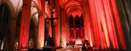 „Red Wednesday“: Kirchen strahlen im November rot