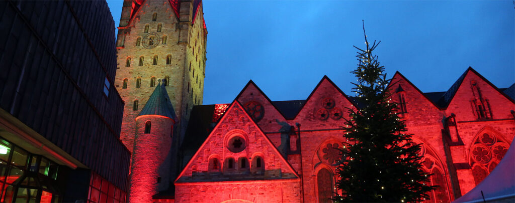 Der Paderborner Dom wird rot für verfolgte Christen